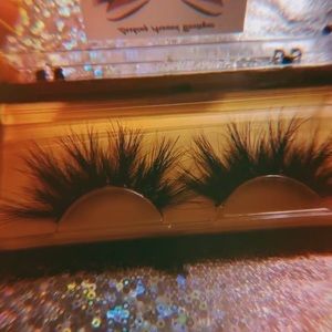 Lashing around boutique “The best Minks to blink”